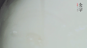 將浸泡了30分鐘的米放入電飯煲中，在水中加入半勺油。