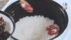 開(kāi)蓋觀察飯，水微微收干，放入切好的金字香腸、醬肉、醬肉香腸。