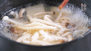 依次放火腿、豆腐，加水大火燒開，小火燉煮20分鐘，出鍋前撒上蔥花即可。