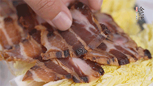 依次擺放娃娃菜和醬肉。