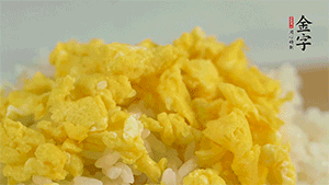 將雞蛋碎、西蘭花碎和放涼的米飯混合，用少許鹽、橄欖油調(diào)味。