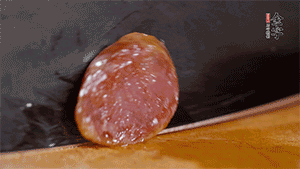 金字火腿肉香腸上鍋蒸15分鐘，切片備用。