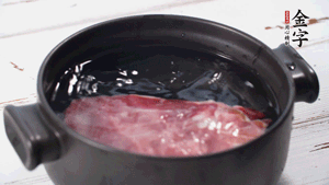 金字火肉溫水浸泡2小時(shí)。（火肉發(fā)酵時(shí)間比火腿短，肉質(zhì)比火腿略軟，鹽分更低）