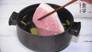 整塊豬肉，加蔥、姜片、料酒焯水。