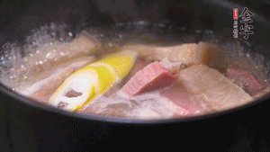 火肉、豬肉加料酒、清水大火煮開(kāi)后，加入春筍小火慢燉40分鐘，出鍋前撒蔥花即可。