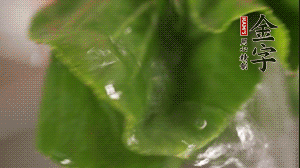 小青菜從根部掰開(kāi)，分別洗凈。