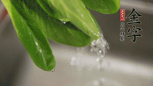 燒一鍋開(kāi)水，滴一點(diǎn)油，水開(kāi)后汆燙青菜至斷生即可。