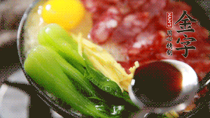 小火繼續(xù)燜，聞到米飯焦香關(guān)火繼續(xù)燜2分鐘。（微微的火力讓米飯和香腸融為一體，滋味互相滲透，又不至于讓米飯成熟太快而導(dǎo)致煳底。）