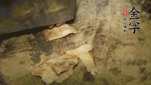 加適量溫水淹沒食材，大火燉至水沸后再小火慢燉1小時，出鍋前10分鐘加枸杞。（焯過水后的豬蹄不應再用涼水，用溫水燉煮更容易軟爛。也可以用高壓鍋或者有煲湯功能的電飯煲，省時又便于入味。）