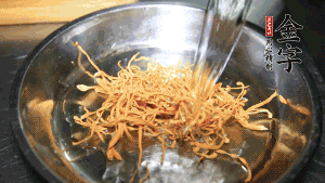 蟲草花用涼水浸泡10分鐘，干香菇溫水泡發(fā)至軟去蒂備用。蓮子、紅棗也可一同清洗干凈。