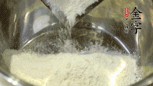 【油皮】1．將油皮材料放入料盆中，緩緩加100ml水，攪拌成雪花片狀。在案板上反復揉搓成有一定筋度的光潔面團，搓成12個團子。