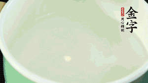 鍋中盛涼水，放入汆燙好的鴿子、火腿片、生姜片。