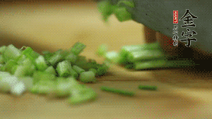小蔥切成蔥花。