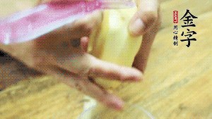 將食材洗凈，茄子、土豆切滾刀塊。