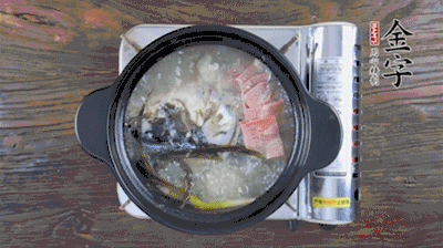 放豆腐、海鮮菇繼續(xù)中小火煮5分鐘。