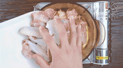 加料酒、蔥姜焯水2分鐘，清洗備用。