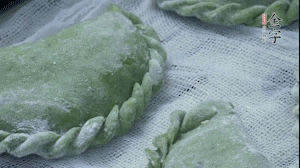 【制作】2.蒸架上墊浸濕的屜布，再放上清明果，大火蒸10~15分鐘，完成，出鍋啦！