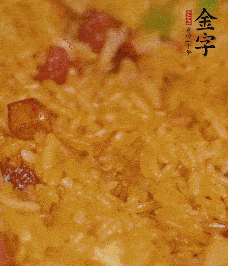 放一撮鹽、生抽少許，倒入炸好的芋頭。最后撒蔥花、蒜末翻炒均勻。