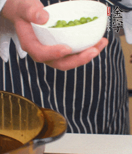 胡蘿卜、豌豆和干花菇焯水。