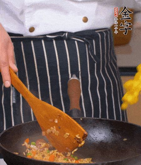 加咖喱塊、少許鹽、白糖調(diào)味，炒至咖喱塊融化后，倒米飯，翻炒至每粒米飯都包裹上咖喱，再放黃椒、青椒粒，出鍋前加菠蘿粒和小蔥翻拌均勻。