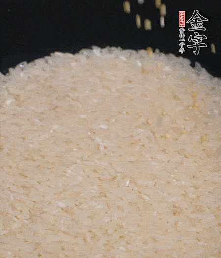 大米和小米一起燜成米飯。