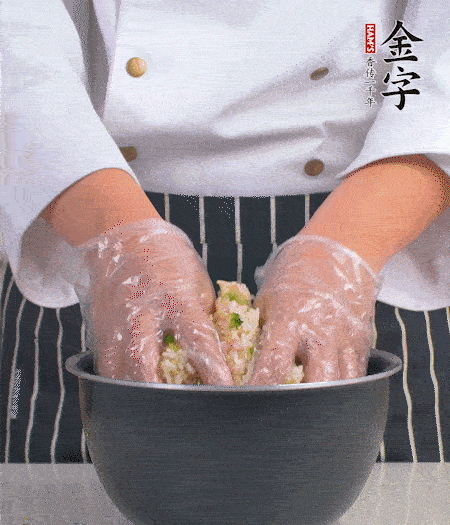 米飯中放西蘭花碎、咸肉丁，加少許黑胡椒、十來(lái)滴橄欖油拌勻。