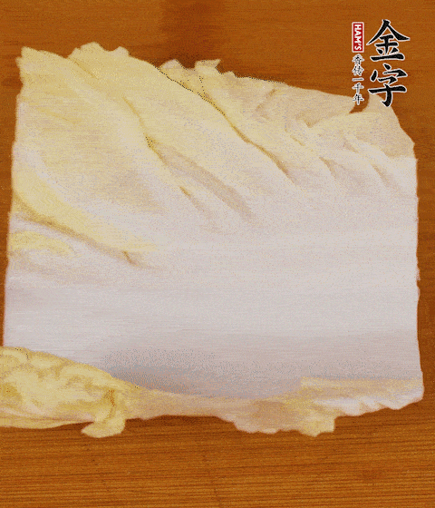 一片白菜一片淡火腿交替疊起，疊個(gè)兩三層放進(jìn)鍋內(nèi)，直到塞滿鍋。
