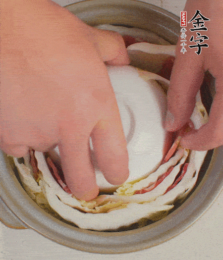 寬度剛好是鍋的高度。扣一個(gè)小碗更有助于幫助造型。
