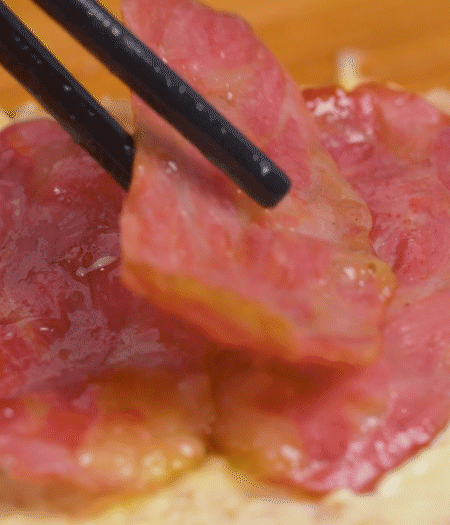 放上火腿、芝士片、生菜，再放一片土司。