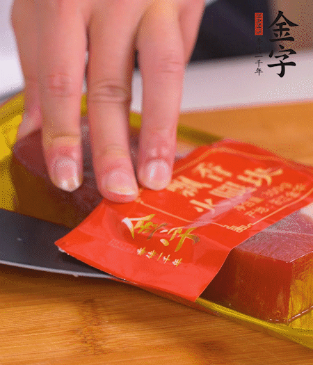 金字火腿切片，生姜切絲，蔥白切末。