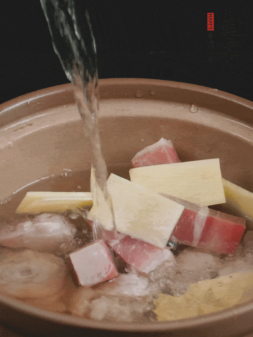 雞塊、火腿、姜片加適量料酒、清水燉80分鐘。