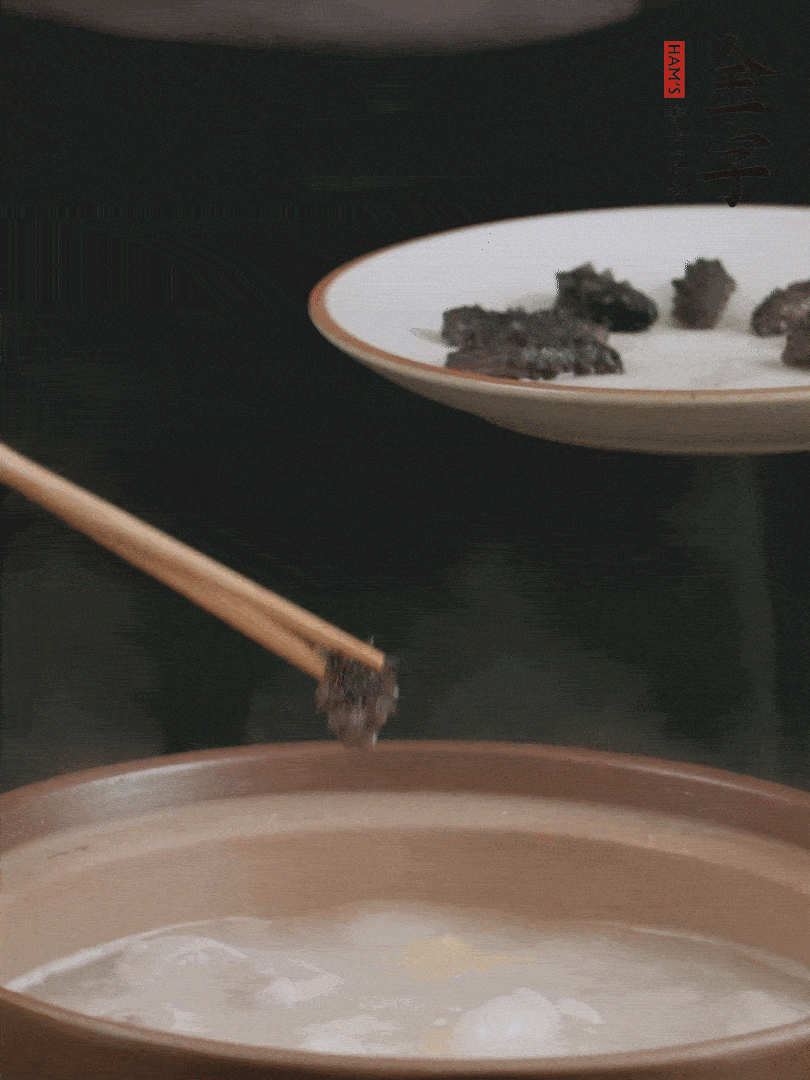 期間雞湯燉到80分鐘時(shí)，加小海參再燉10分鐘。