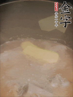 排骨洗凈，加生姜、黃酒焯水，溫水洗凈備用。