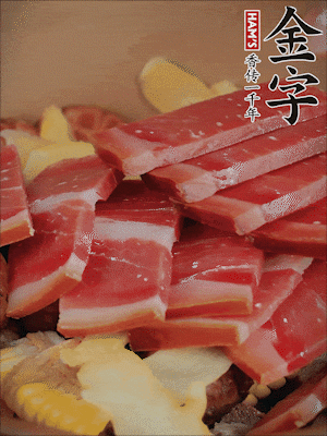 除鮑魚外的所有材料放進鍋里，加清水、姜、黃酒，大火燒開，轉(zhuǎn)小火煲90分鐘。