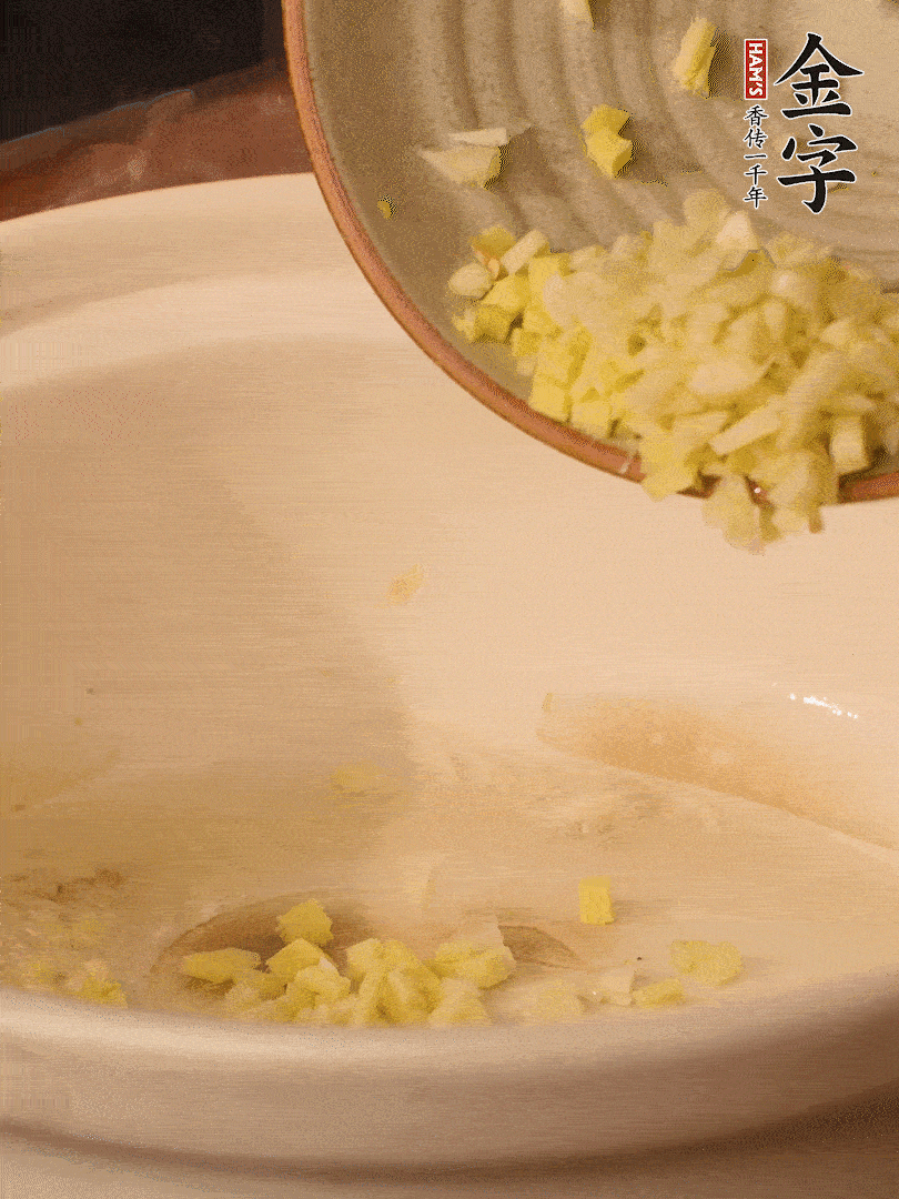 熱油下鍋，姜爆香。下冬瓜略微翻炒。