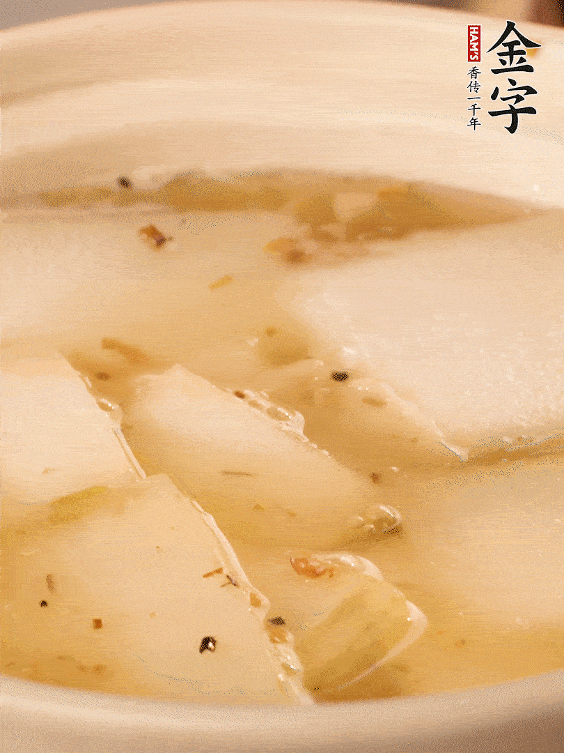加入適量清水，再放咸肉，淋點(diǎn)黃酒添味。