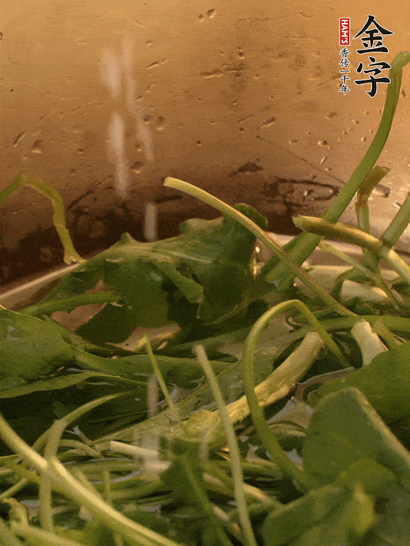 薺菜去掉根部，加小蘇打、鹽熱水沸騰燙軟。