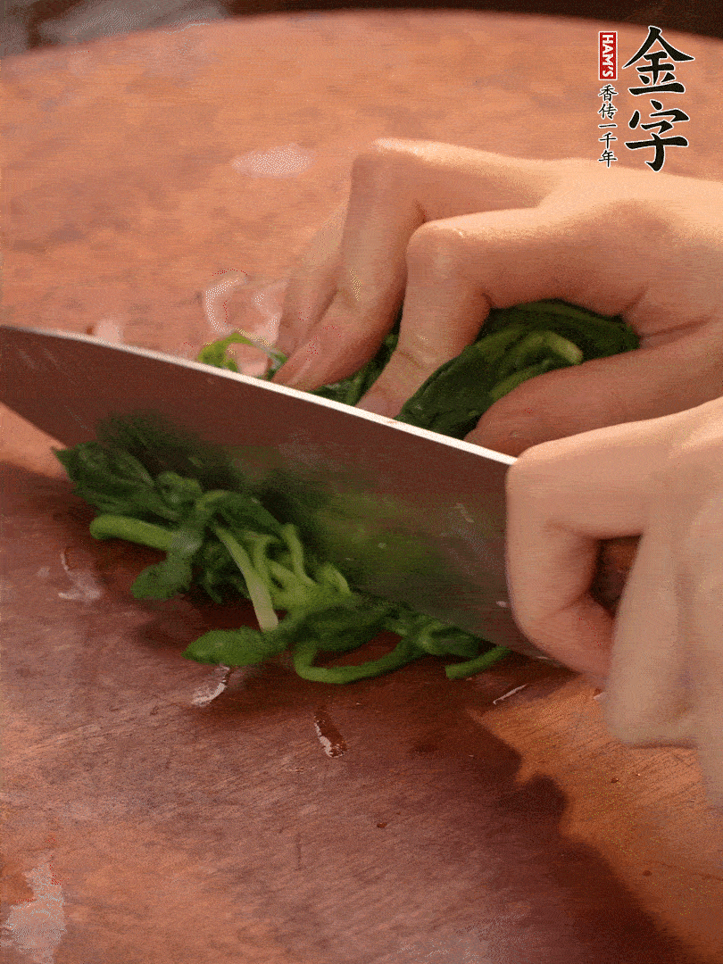 晾涼拽干水份，切碎備用。