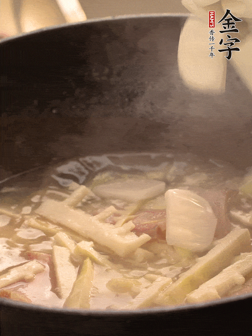 加一點(diǎn)開(kāi)水后，放年糕燜2分鐘至軟。