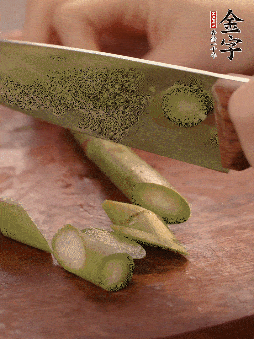 蘆筍去掉底部老的部分，斜切成段。白玉菇去掉根部，日本豆腐切成圓厚片。