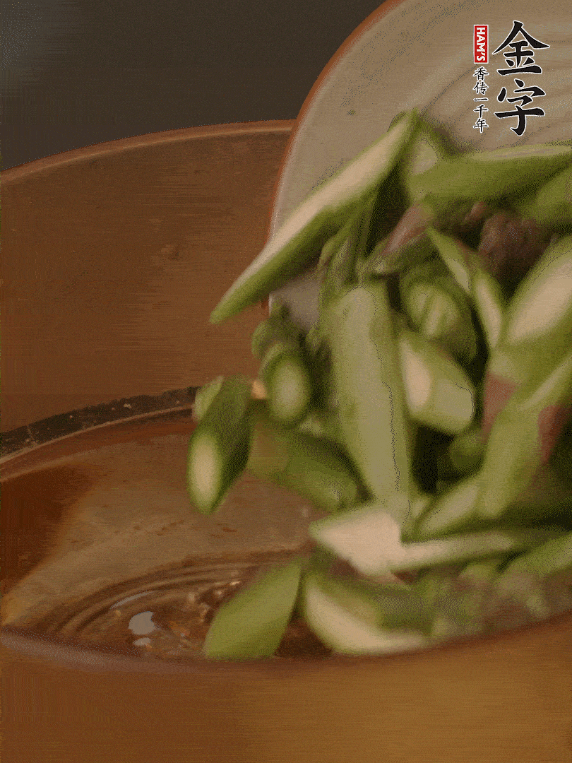 蘆筍、白玉菇焯水30秒備用。