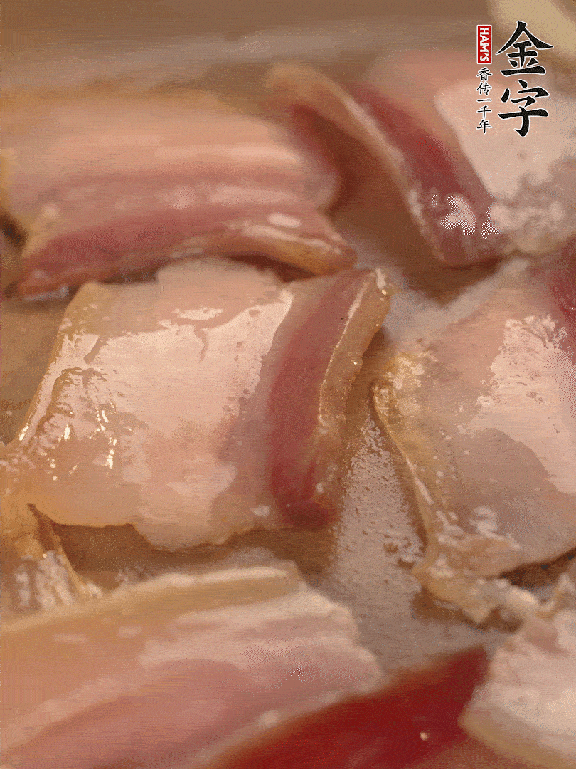 鍋中熱油煸香大蒜、咸肉。