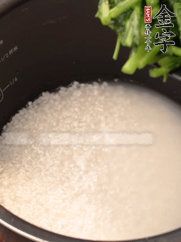 茼蒿、香腸放入浸泡好的大米，水沒(méi)過(guò)大米半指煮熟。