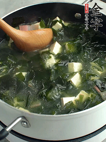 煮到沸騰后，再放入豆腐蓋蓋子煮3分鐘。