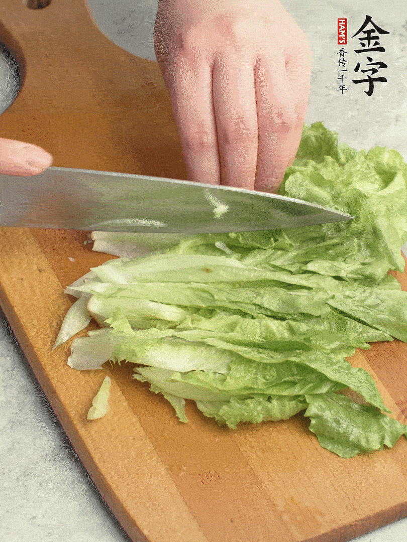 胡蘿卜、生菜、黃瓜切絲。