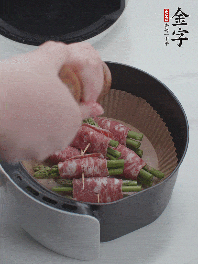 在培根卷上撒點(diǎn)黑胡椒碎。