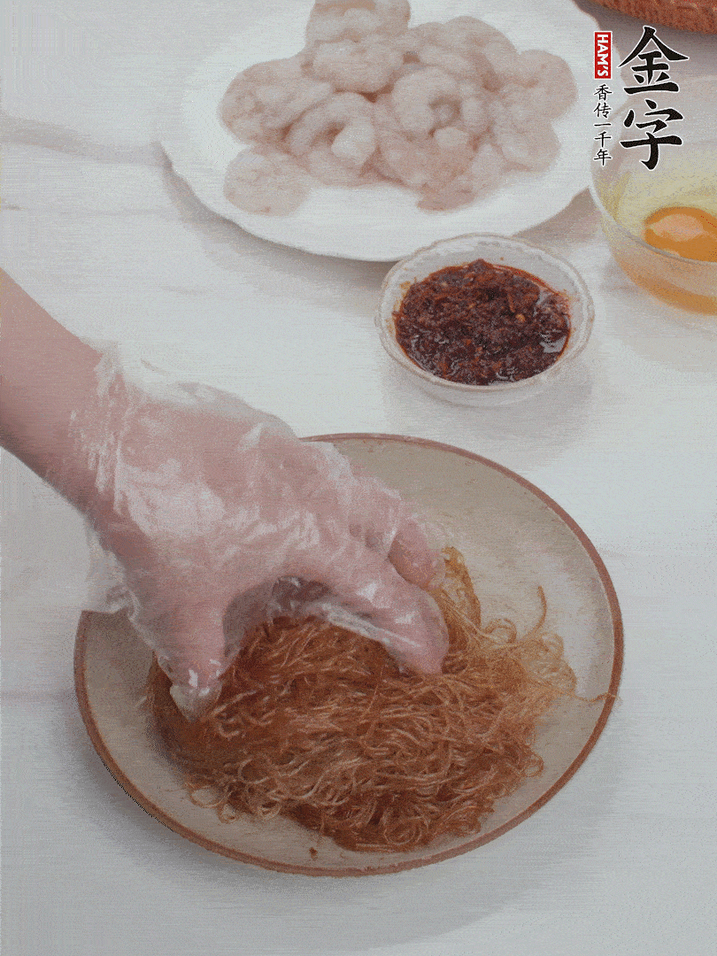 粉絲泡軟后，入沸水煮10秒，撈出后加1/2勺老抽、1/2勺食用油挑松。