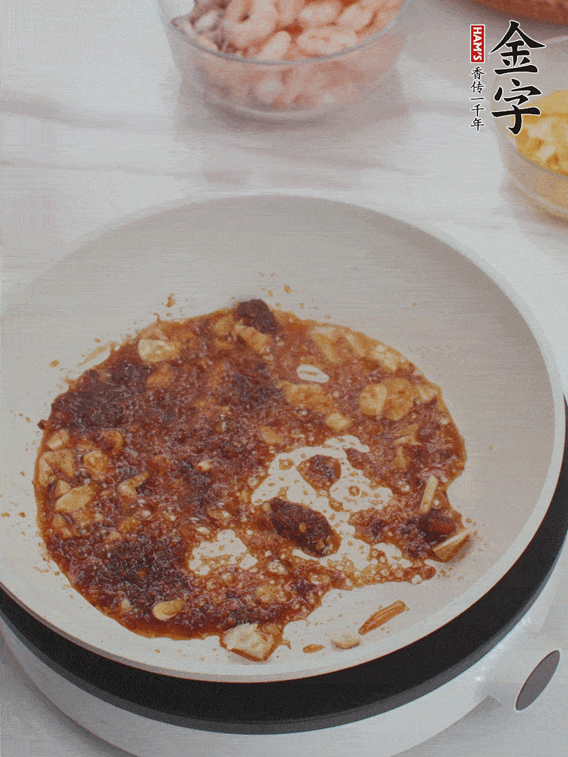 冷鍋熱油，1大勺金字火腿XO醬、蒜末炒香，倒粉絲一起炒。