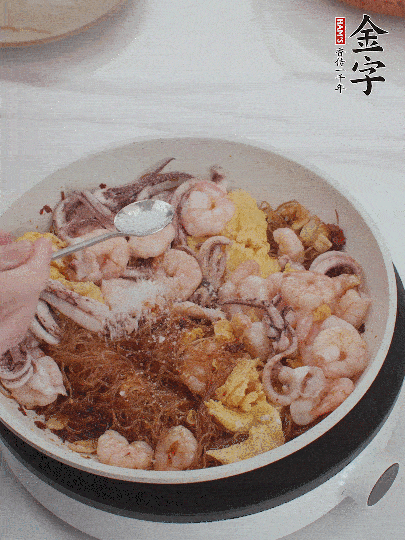 加雞蛋，蝦仁，魷魚混合。