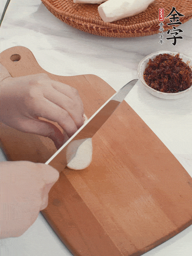 茭白剝殼，洗凈后切滾刀塊。